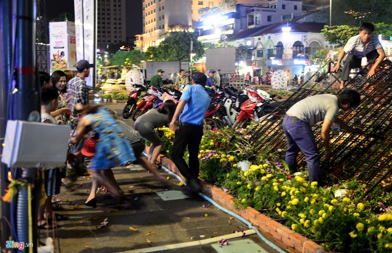 Anh: Vuot rao vao “mot” hoa o duong hoa Nguyen Hue dem be mac-Hinh-15